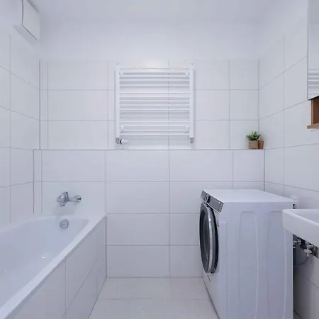 Modern Near & Free Parking & Easy Access Apartment *