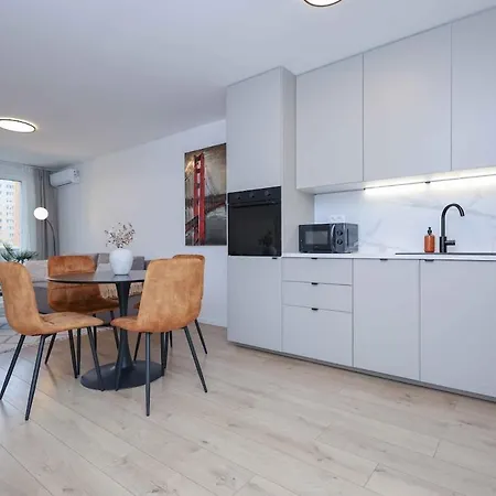 Modern Near & Free Parking & Easy Access Apartment