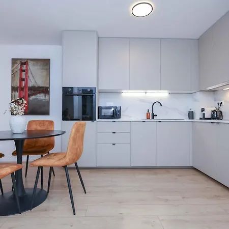 Modern Near & Free Parking & Easy Access Апартаменты *