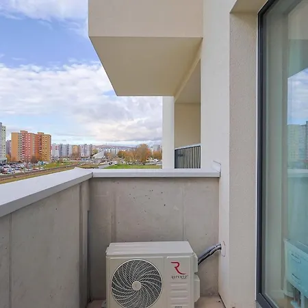 Modern Near & Free Parking & Easy Access Апартаменты Братислава